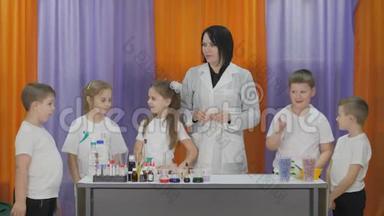 儿童化学实验。 为孩子们做有趣的实验。 一个女人上认知科学课。 儿童